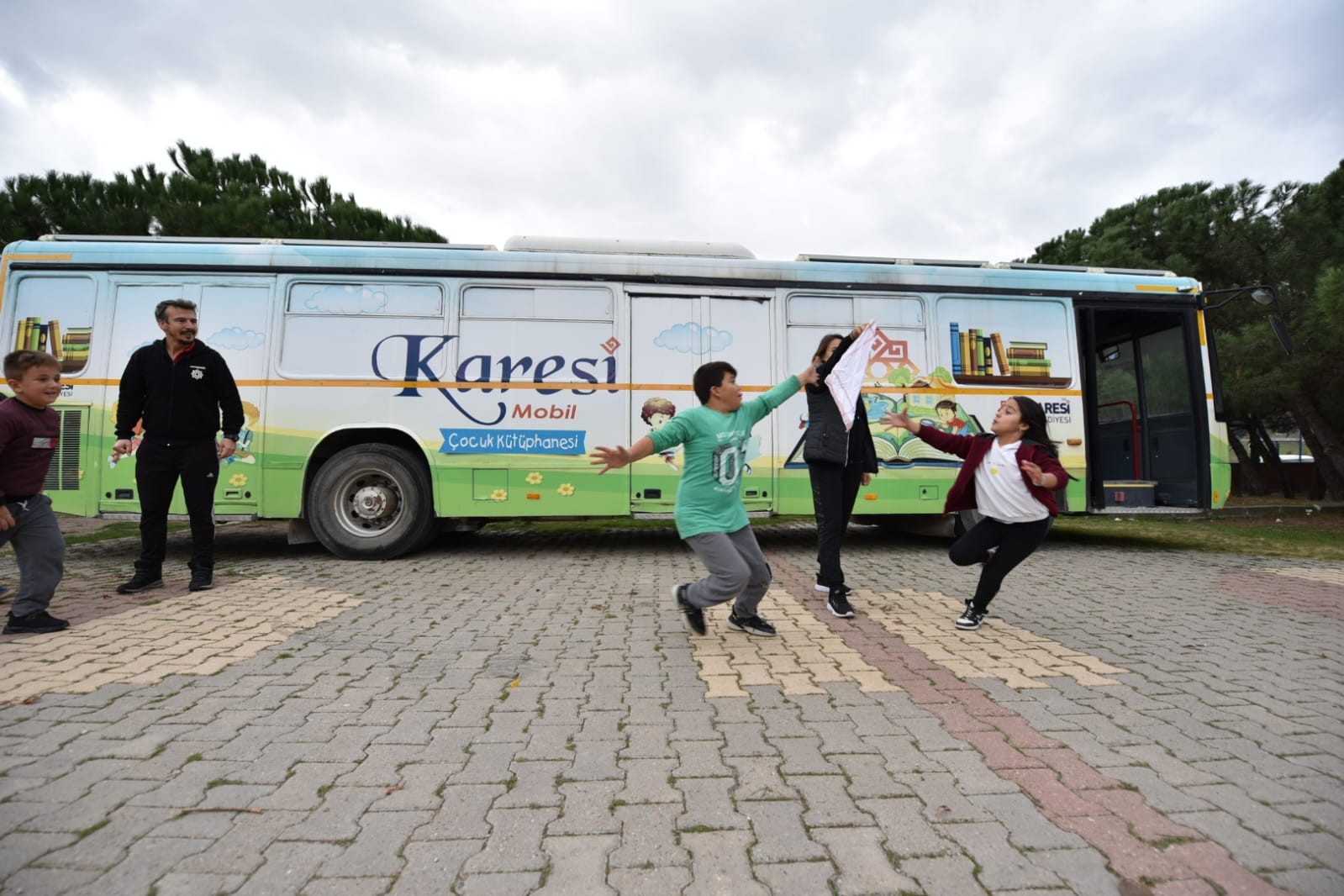 Karesi mobil çocuk kütüphanesi hizmete girdi