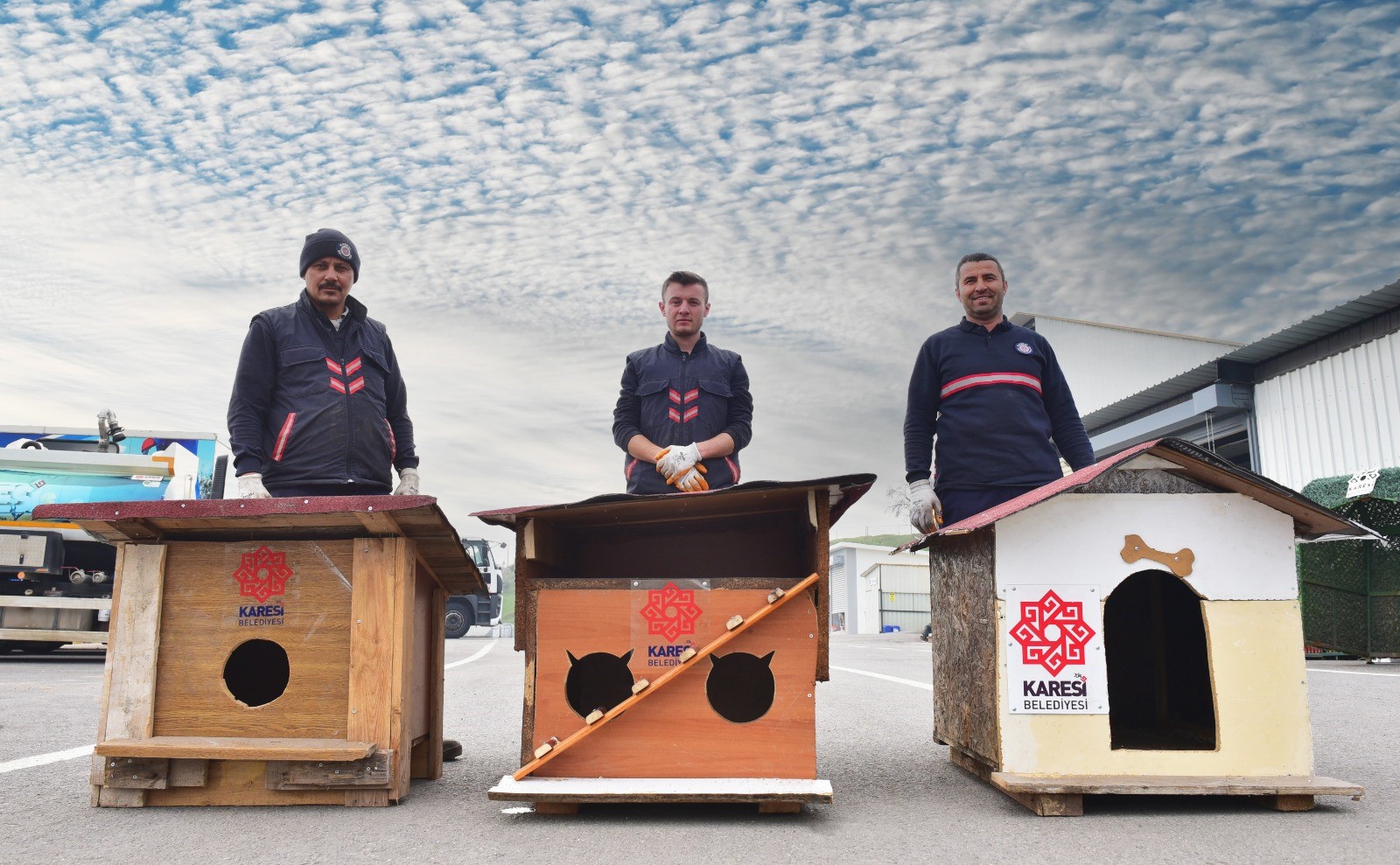 Karesi Belediyesi atıklardan sokak hayvanlarına kulübe yapıyor