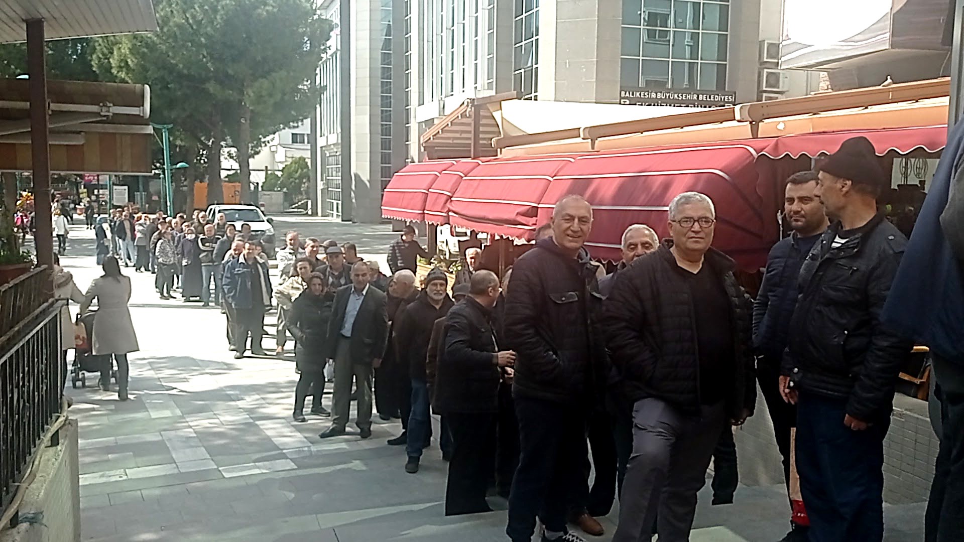 Edremit’te vatandaş Fırıntaş’ın 350 gramlık pidesine hücum etti