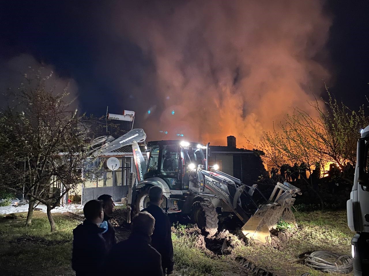 Sındırgı’da çıkan yangında dört ev kullanılamaz hale geldi