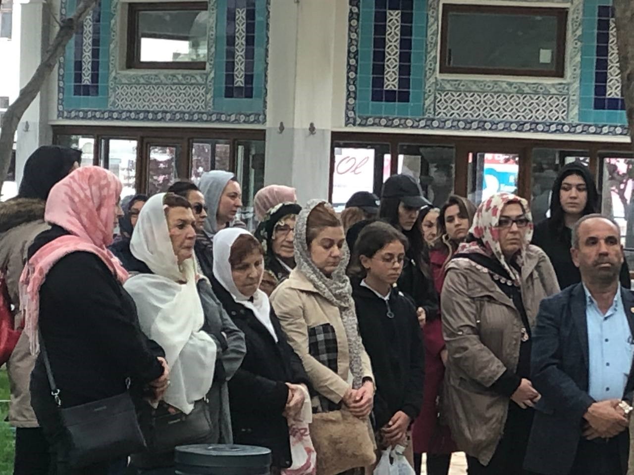 Ünlü oyuncu Hande Erçel Bandırma’da dedesinin cenazesine katıldı