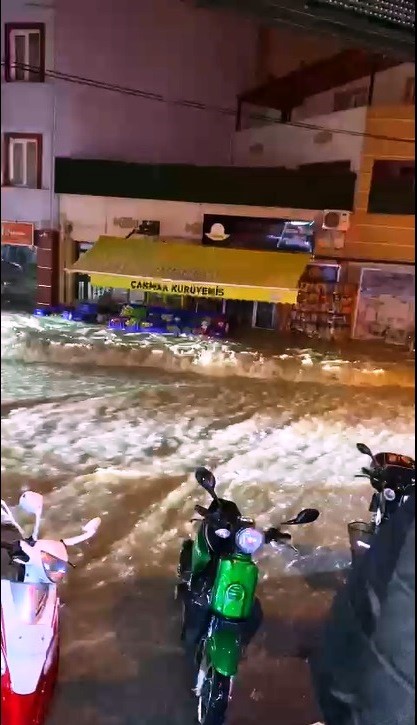 Balıkesir’de hayatı felç eden sağanak böyle görüntülendi