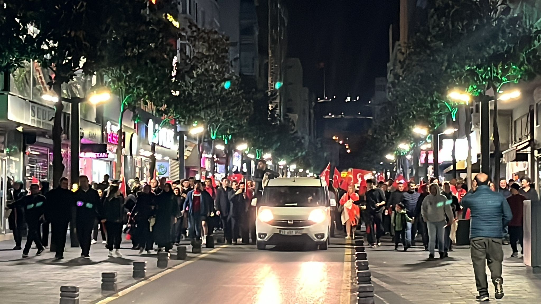 AK Parti’den seçim yürüyüşü