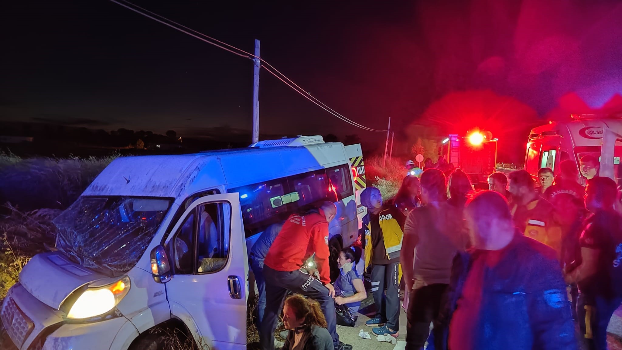 Lastiği patlayan servis aracı şarampole yuvarlandı: 14 yaralı