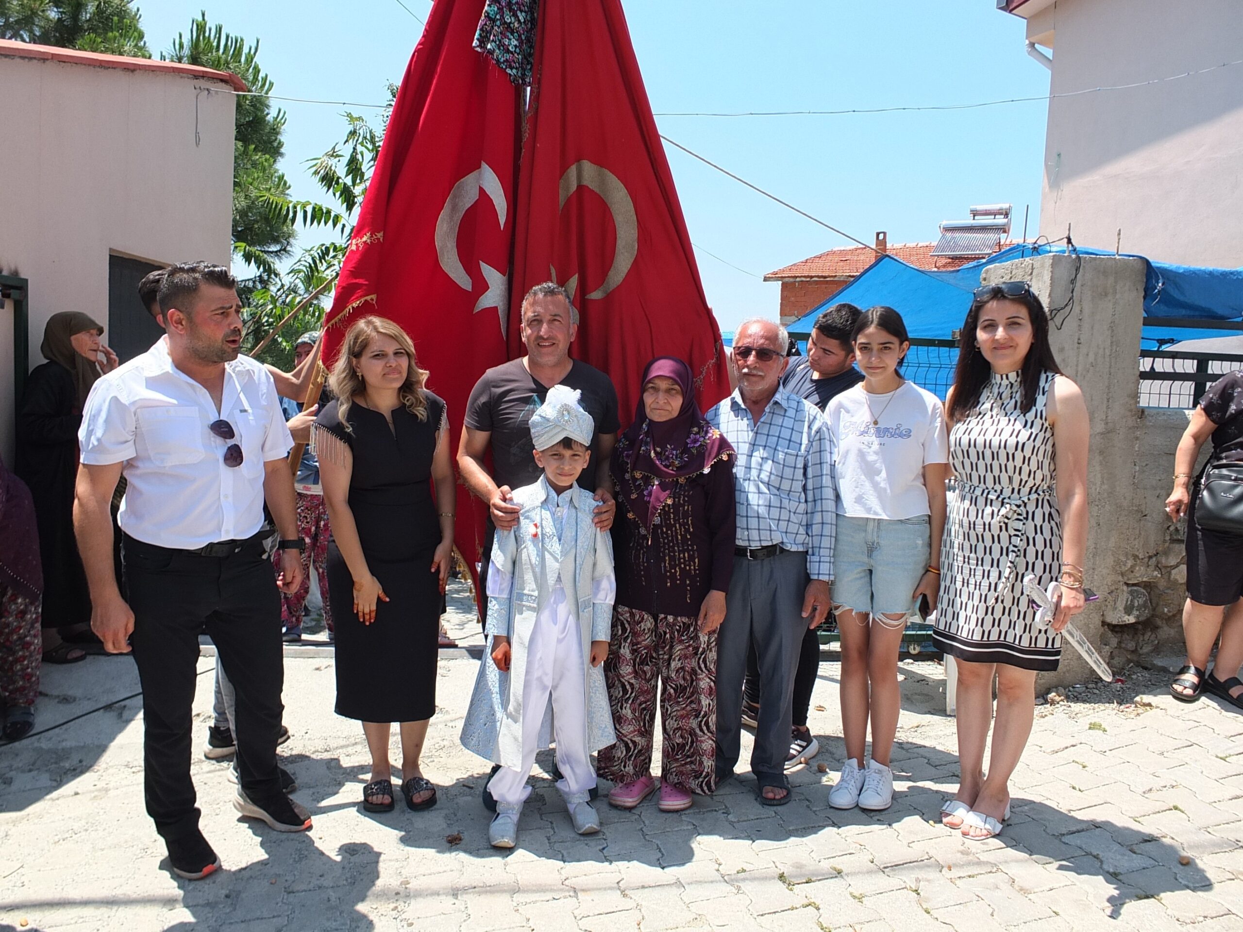 Balıkesirli gençler 70 yıllık ipek bayrakla törenlere katılıyor