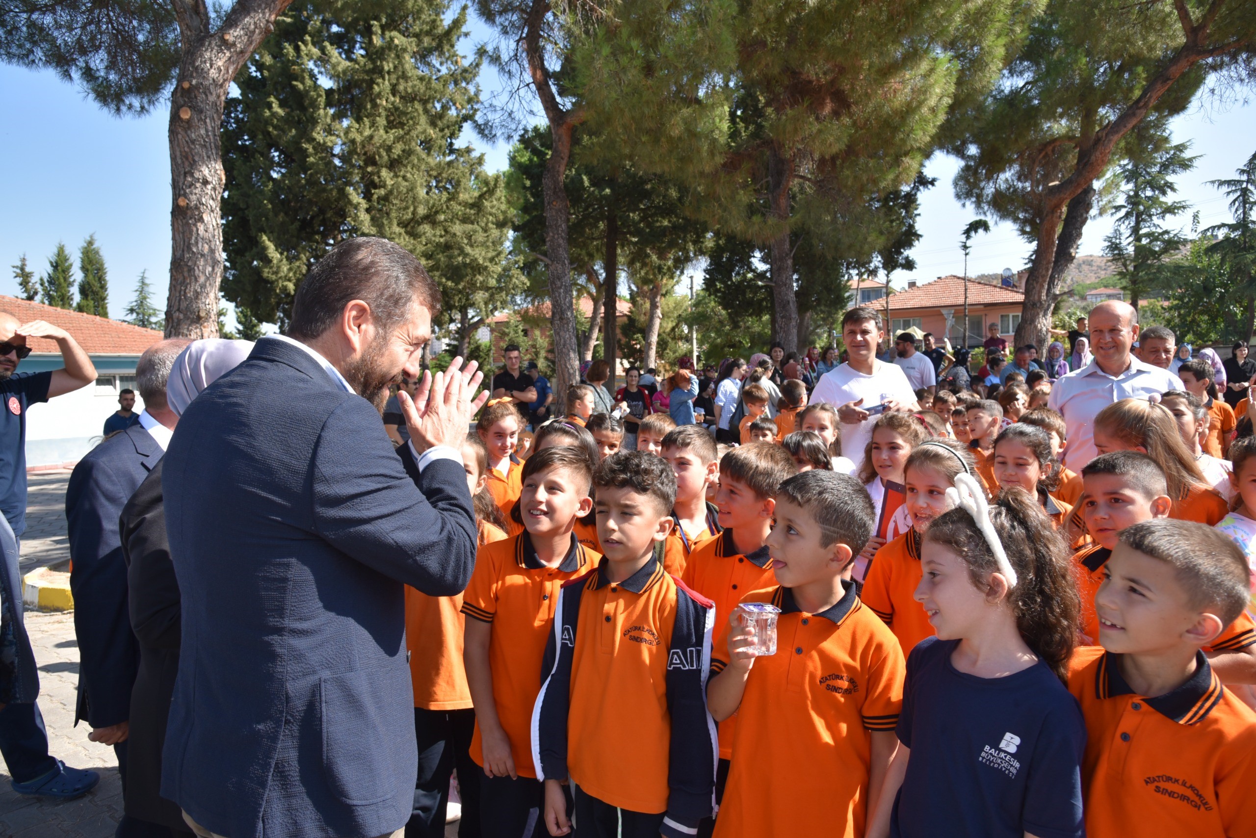 Kitaplar devletten, kırtasiyeler Sındırgı Belediyesi’nden