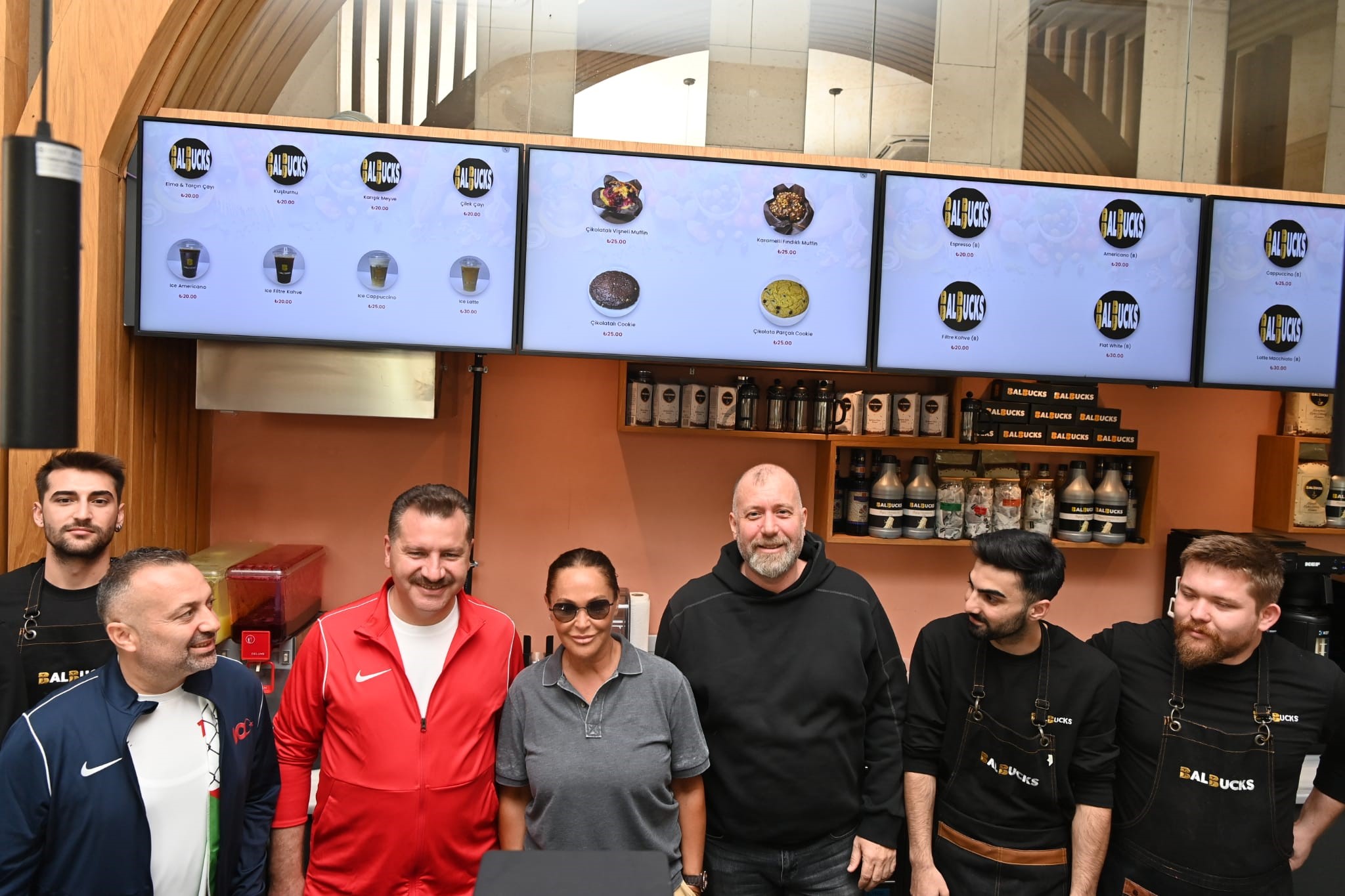 Hülya Avşar kahve ve havuçlu kek ile Balıkesir keyfi yaptı