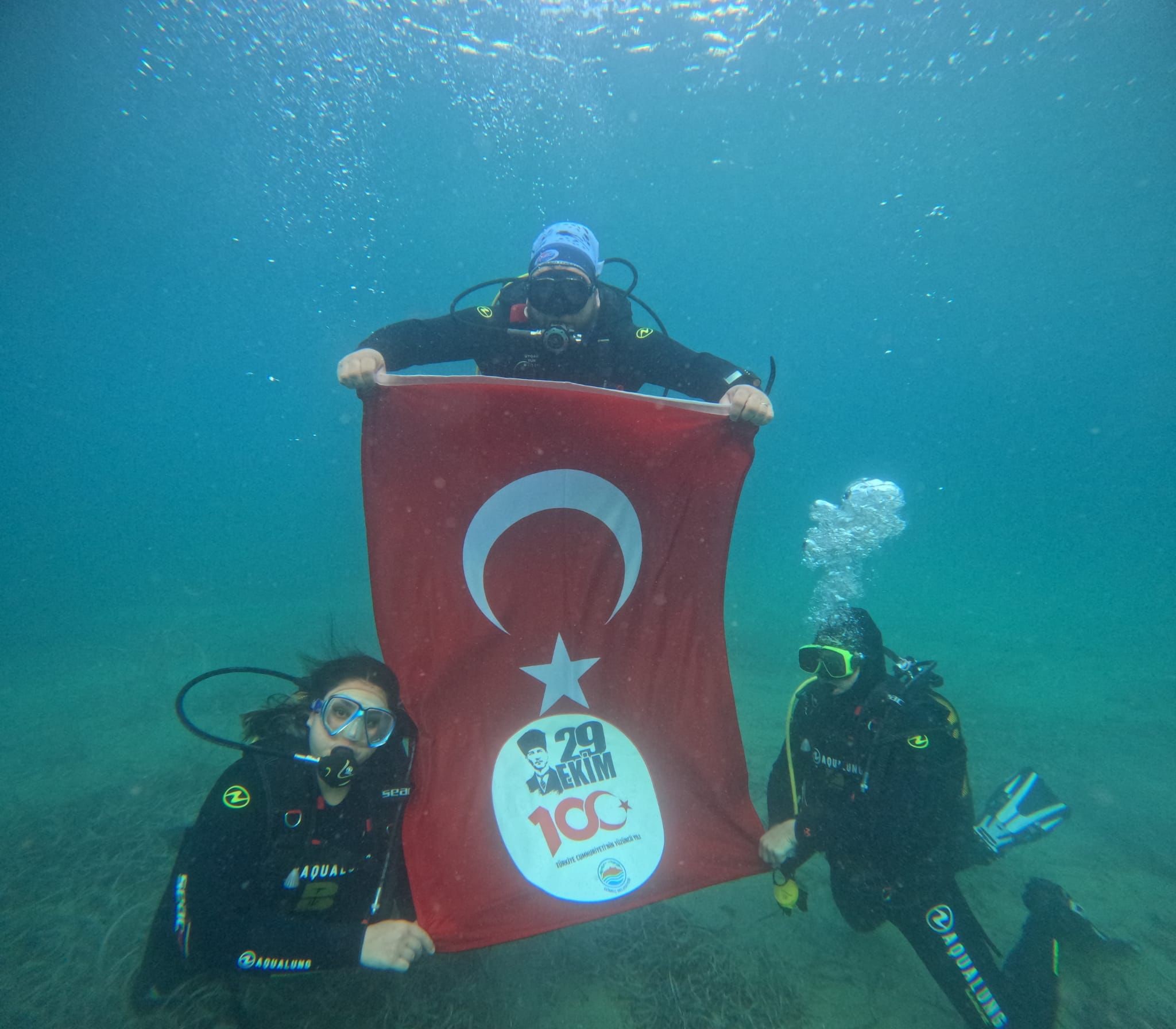 Kaymakam ve belediye başkanı Cumhuriyet için denize daldı