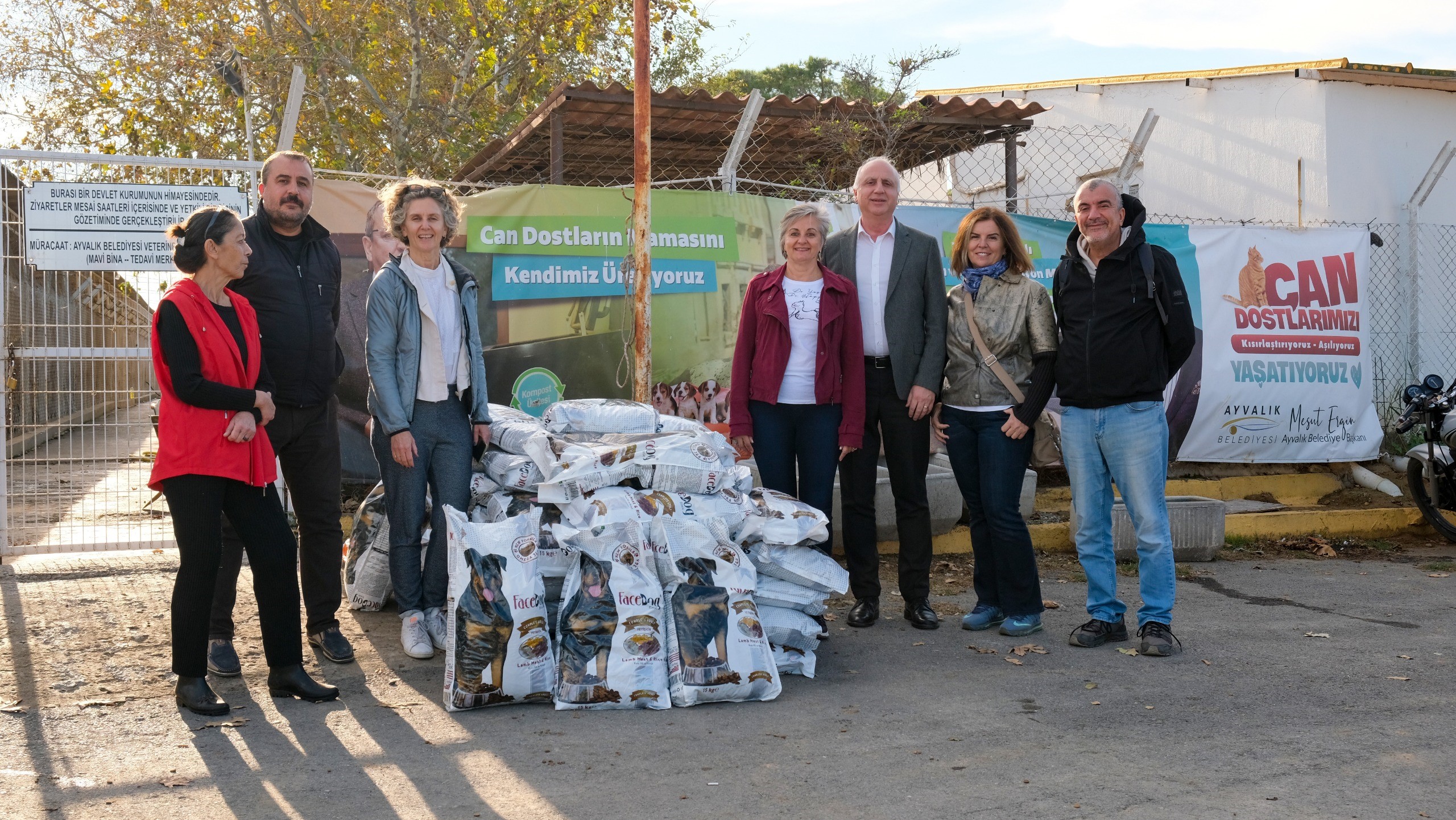 Sergi gelirlerini sokak hayvanlarına harcadı