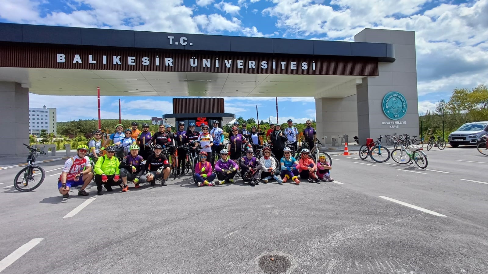 Önce bisiklet biniyor sonra okula gidiyorlar