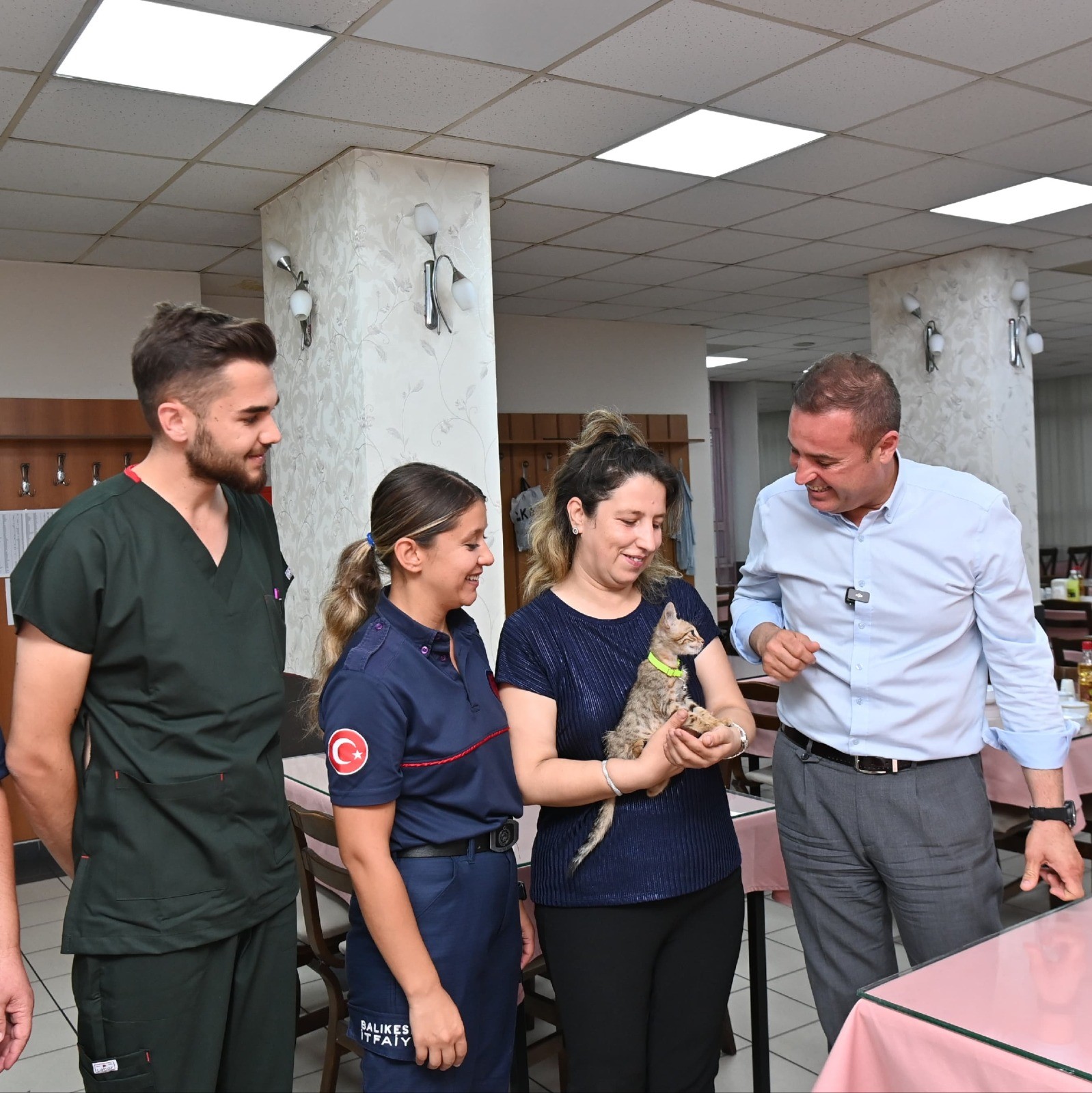 Tedavisi tamamlanan yavru kedi Biber sahibiyle buluştu