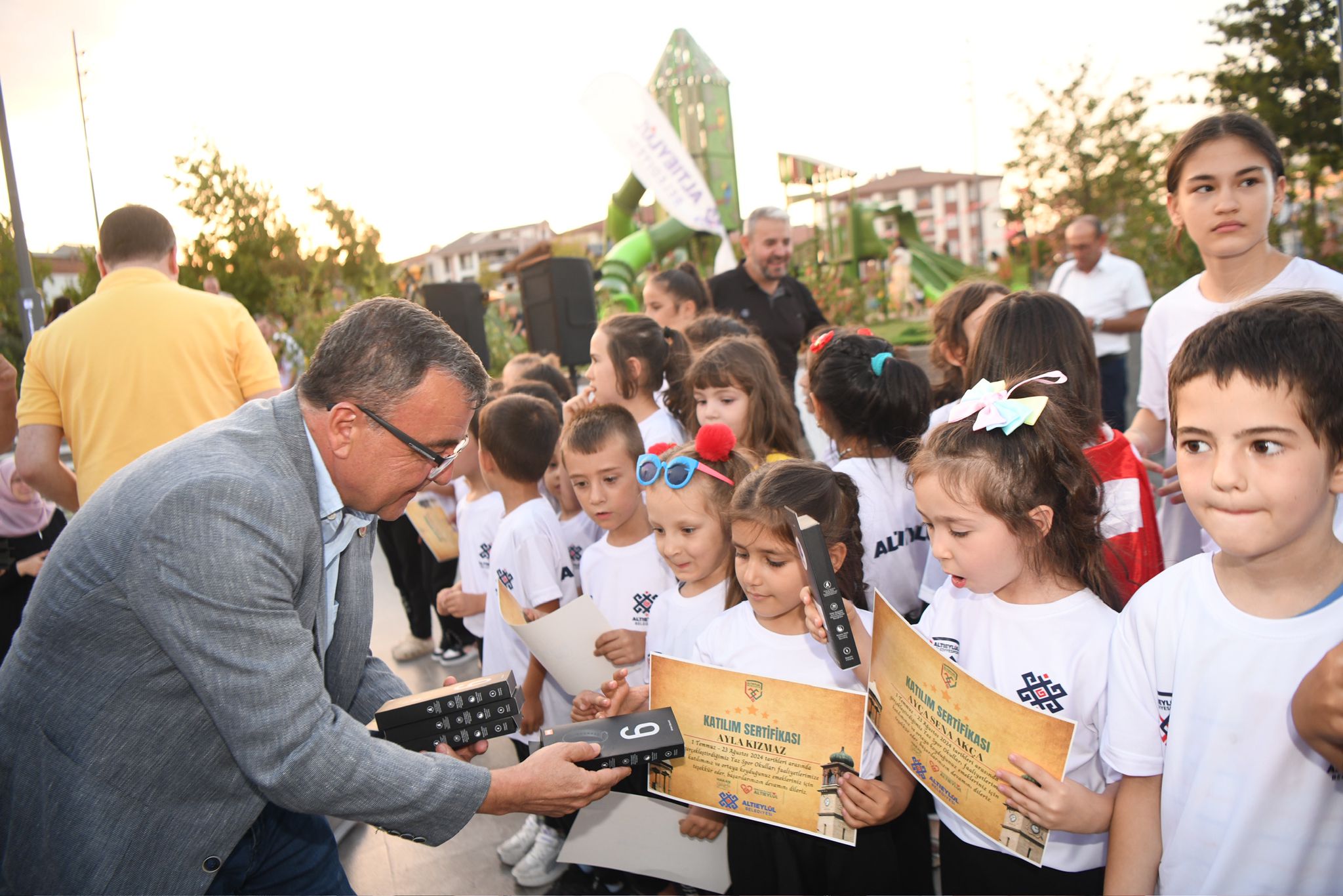 ALTIEYLÜL YAZ KURSLARI DÜZENLENEN TÖRENLE SONA ERDİ