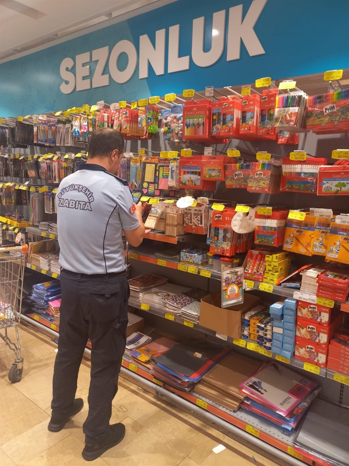 Balıkesir Büyükşehir Zabıtasından okul alışverişi mesaisi