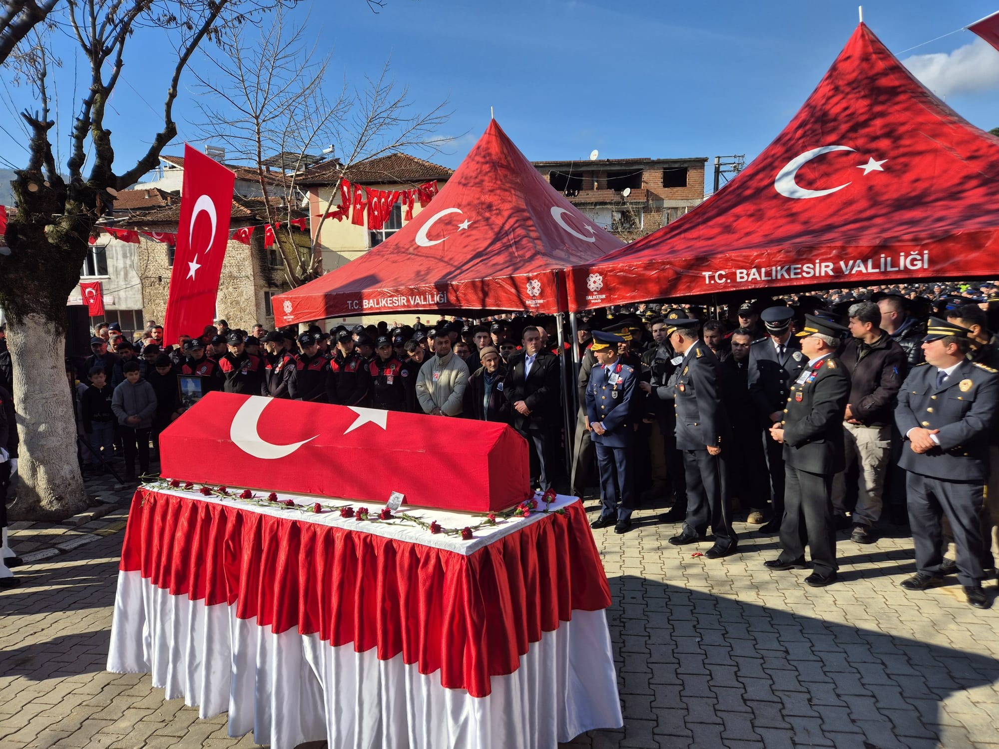 Eyüpsultan’da trafik kazasında şehit olan polis memuru Emirhan Aramış son yolculuğa uğurladı