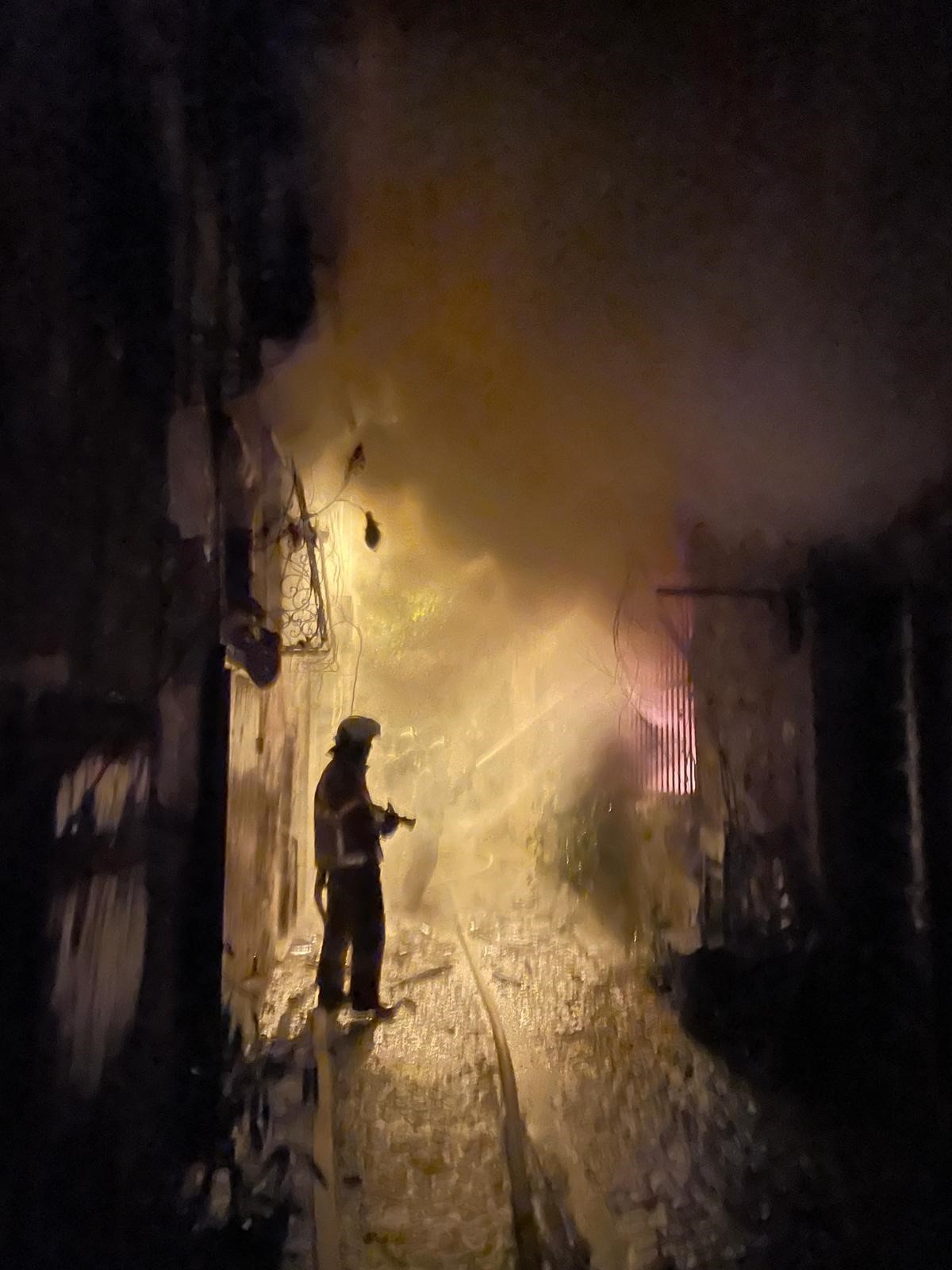 Ayvalık’ta ahşap sanat galerisi ve tiyatro salonu yandı