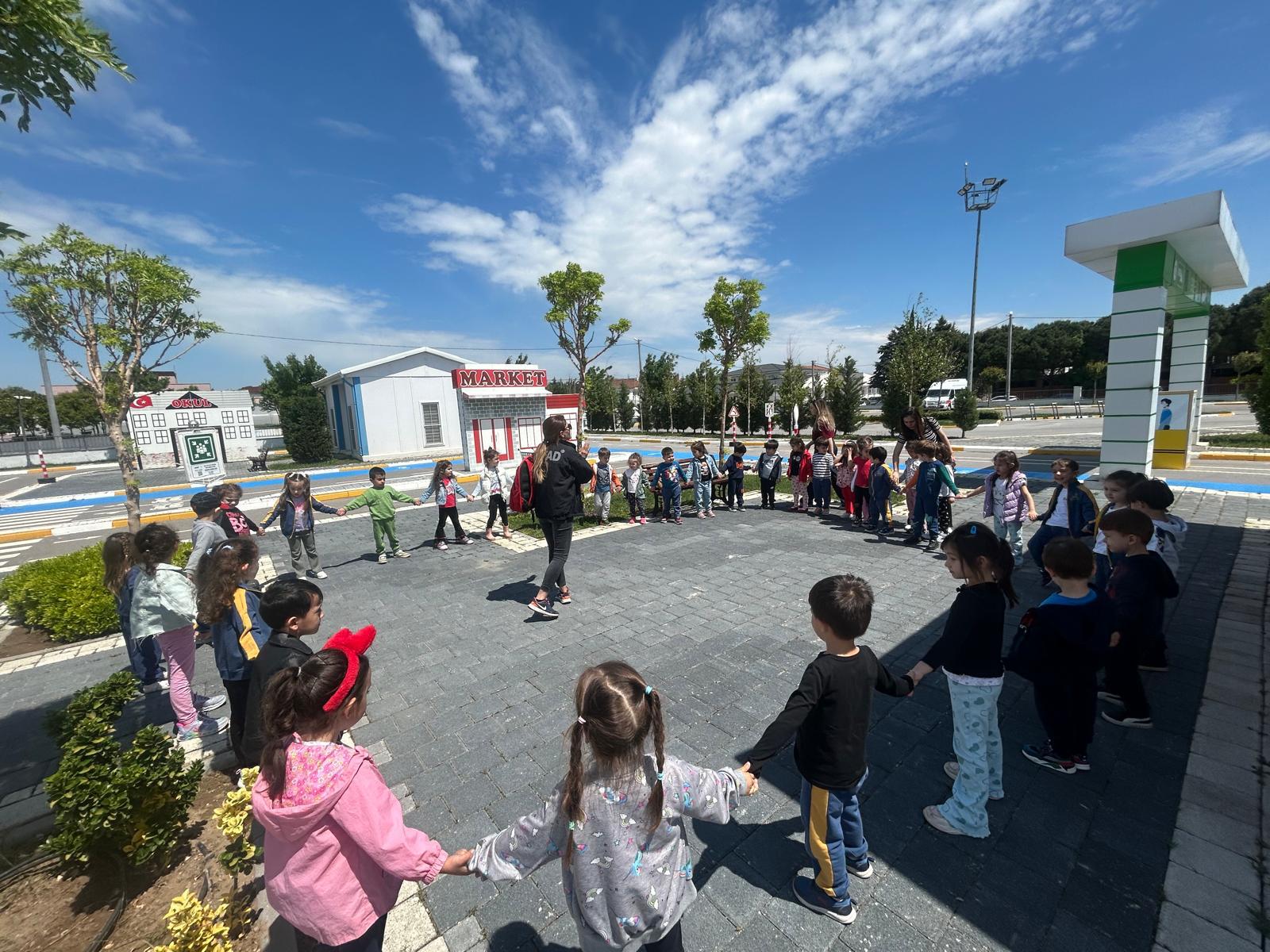 Minik öğrencilere uygulamalı trafik eğitimi