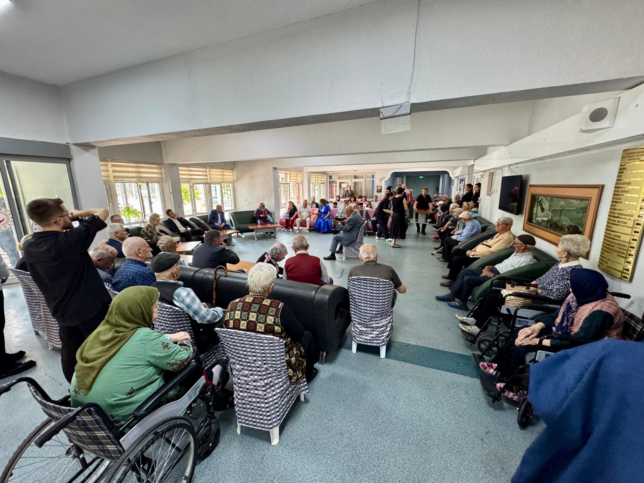 Akın, bayramda huzurevi sakinlerini unutmadı