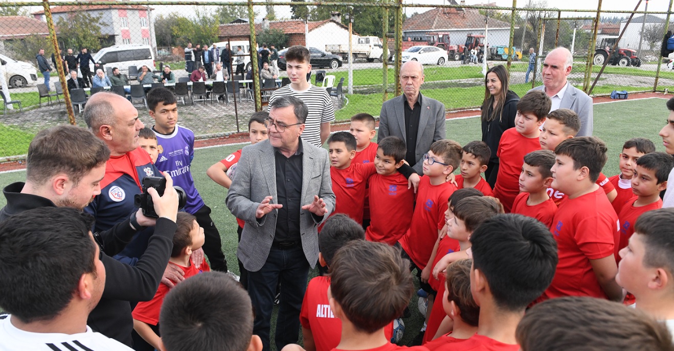 BAŞKAN HAKAN ŞEHİRLİ MİNİK SPORCULARLA BULUŞTU