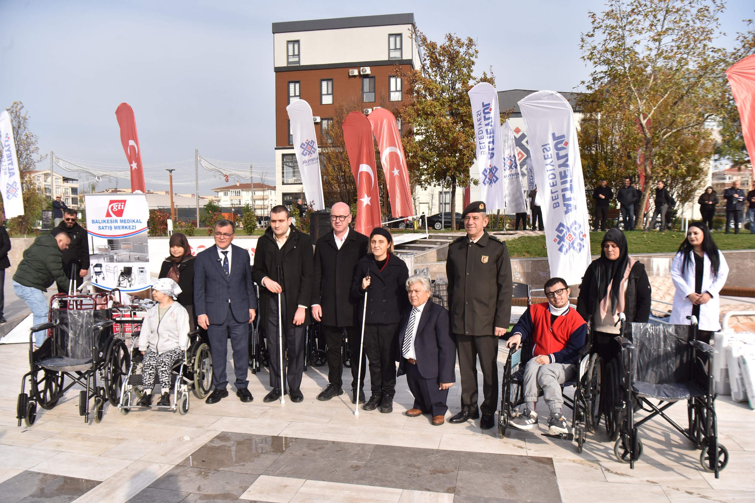 ALTIEYLÜL’DE ENGELLER BİRLİKTE AŞILIYOR