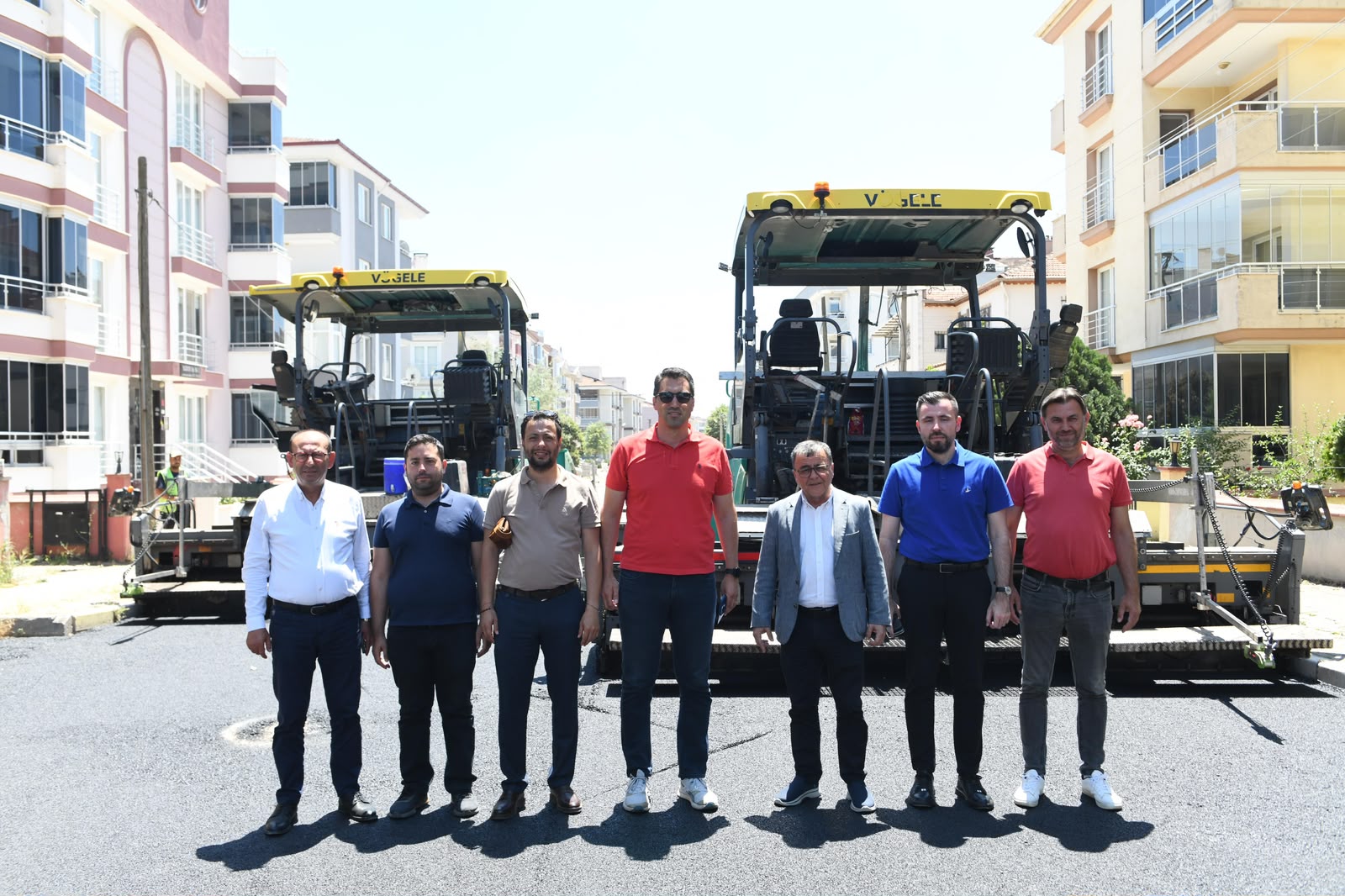 ALTIEYLÜL’DE ASFALT MESAİSİ ARALIKSIZ SÜRÜYOR BAŞKAN ŞEHİRLİ ÇALIŞMALARI SAHADAN TAKİP ETTİ