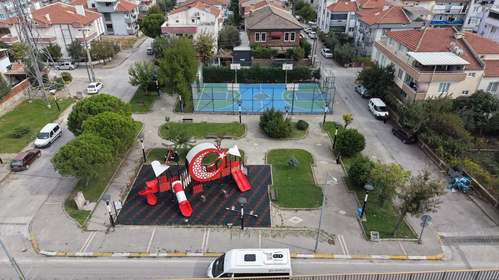 ALTIEYLÜL’DE ÇOCUKLAR İÇİN DAHA GÜVENLİ PARKLAR